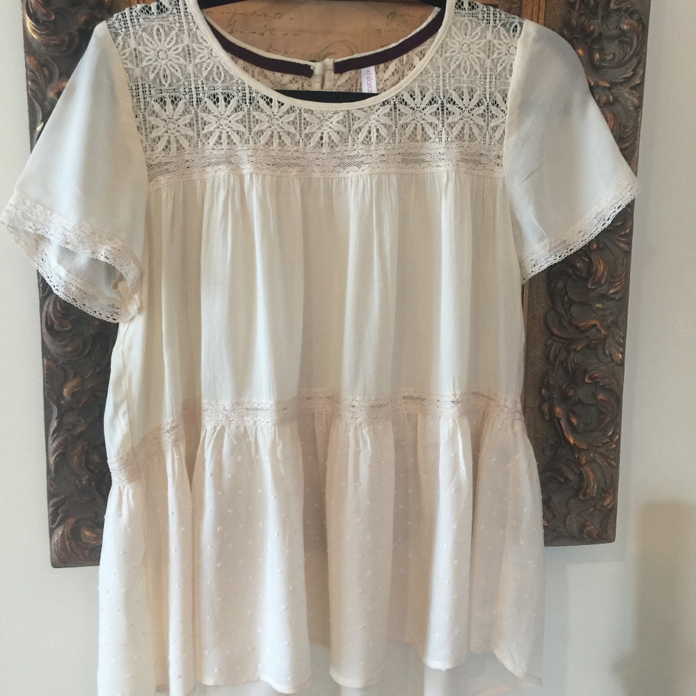 Xhileration - Beautiful antique looking lace top